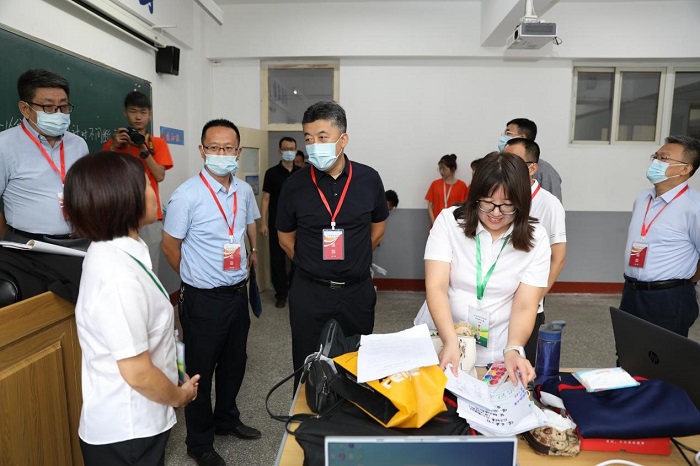 1599704514159604.jpg 马骏副厅长与参赛选手亲切交谈.jpg