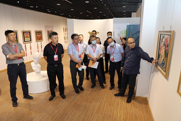 1599704873666304.jpg 马骏副厅长参观学生艺术作品展.jpg